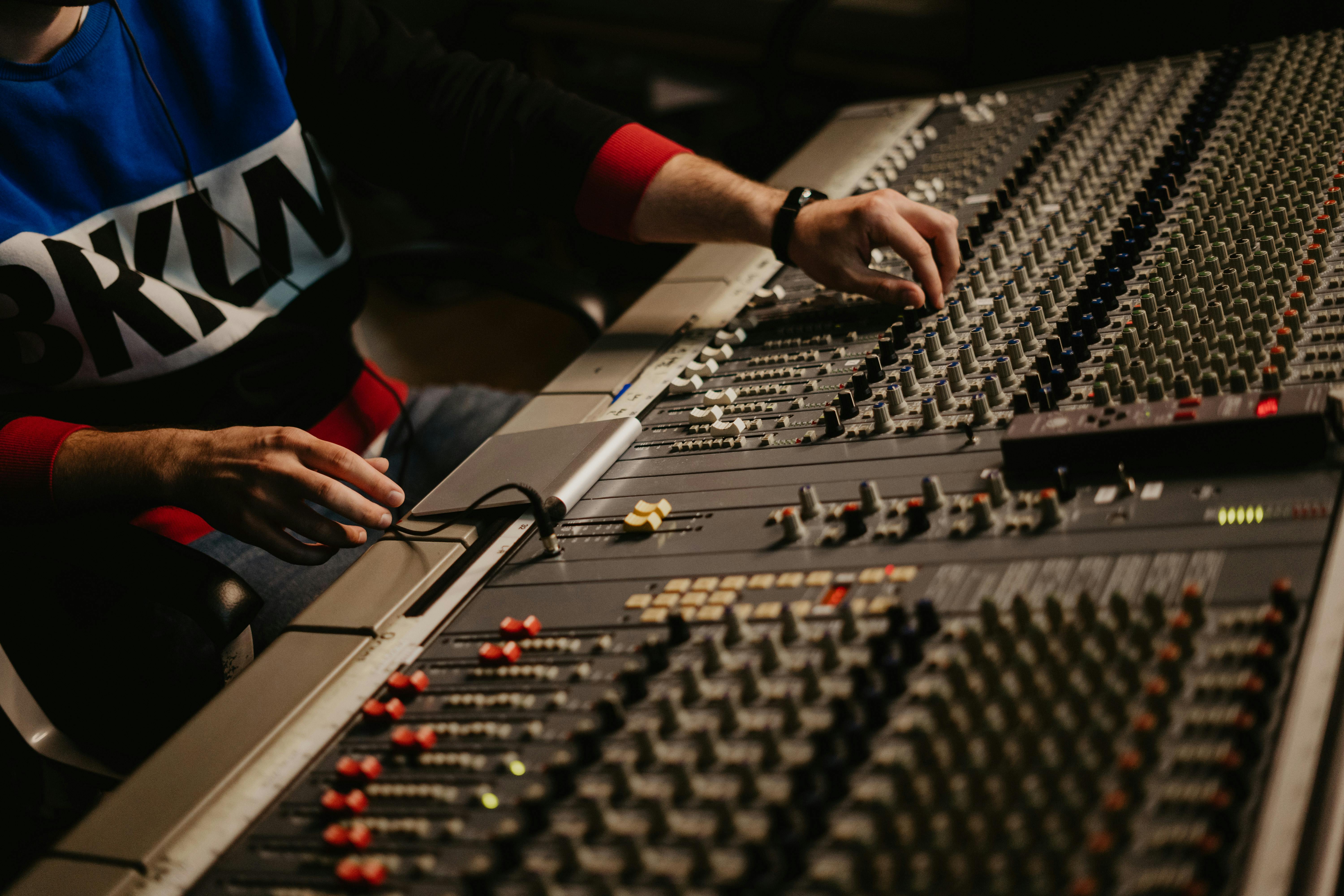 Découvrez comment le Cifap accompagne les musiques extrêmes à travers deux formations complémentaires : Enregistrement et mixage pour musiques amplifiées extrêmes et Chant saturé. Deux approches, deux expertises, pour développer des compétences professionnelles adaptées aux esthétiques radicales.